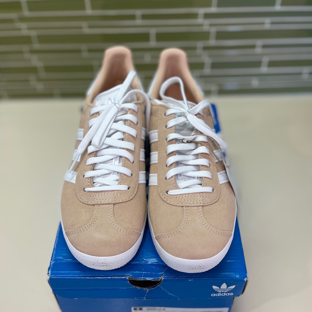 NIB Adidas Originals Gazelle Halo Blush/White/Black Sneakers sz 7